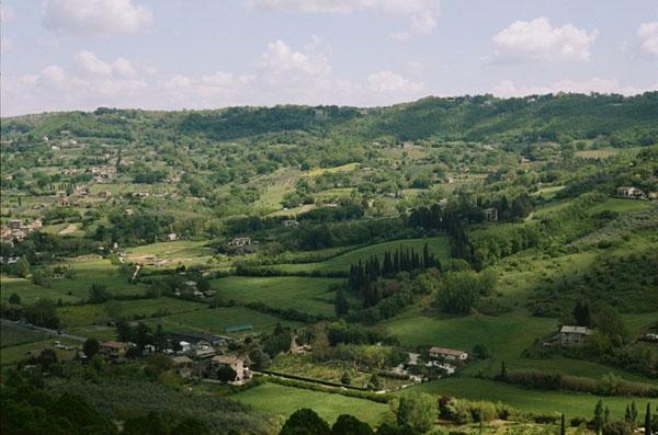 Rolling green mountains 和 dark sky in 意大利